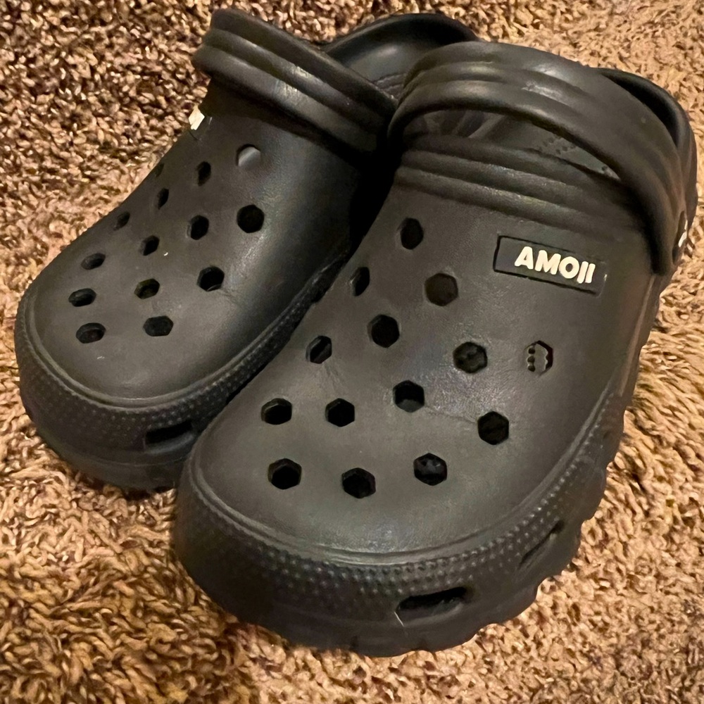NEW Amoji Kids Clogs Size 7 Black Garden Shoes Slip On Crocs Style EU 23 - Picture 2 of 7